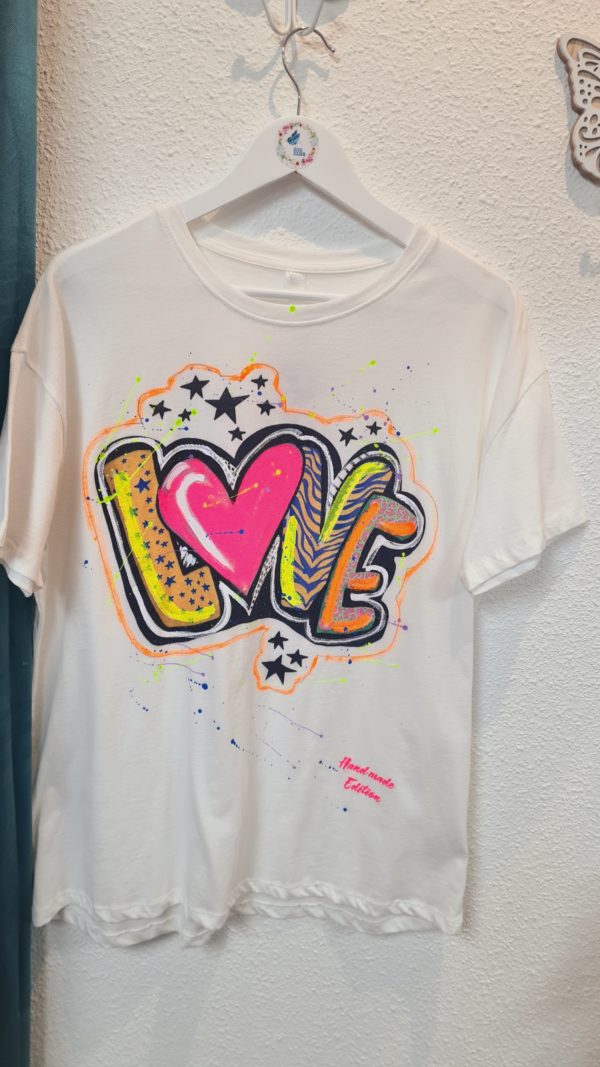 Camiseta echa a mano Love. - Imagen 4