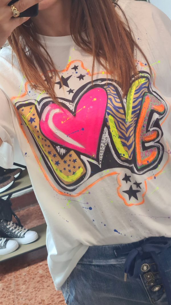 Camiseta echa a mano Love. - Imagen 2